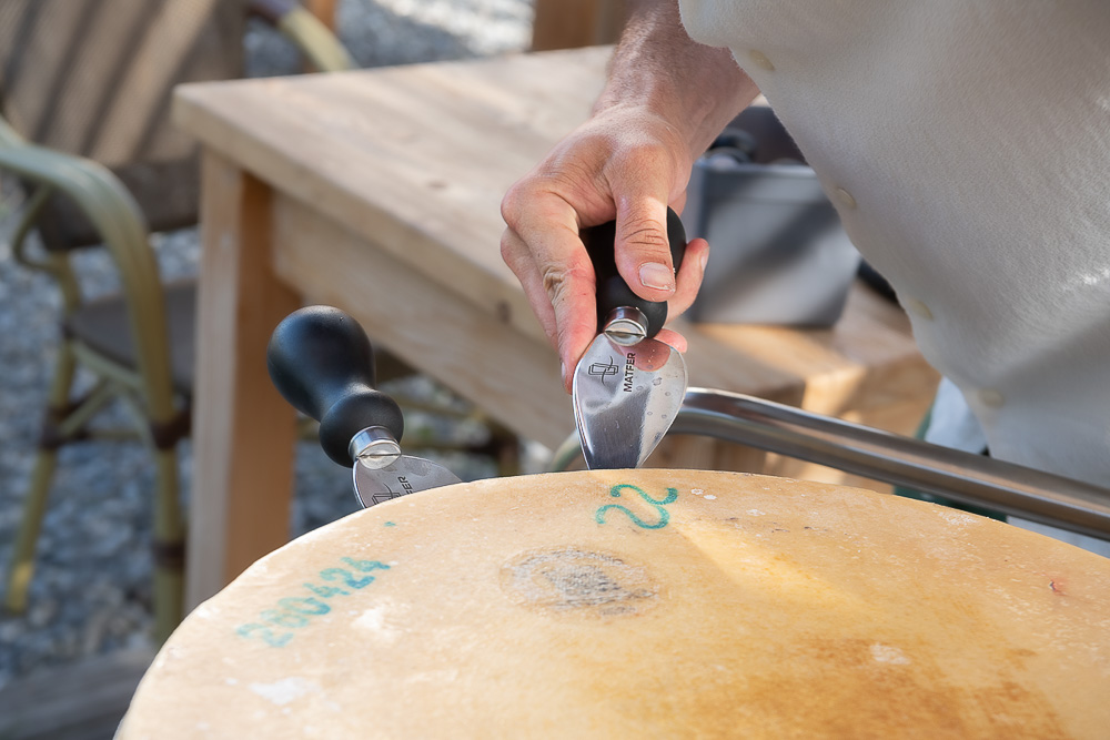 Pâtes flambées dans la meule de parmesan